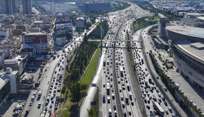 STANBUL'DA YOUNLUK    Mesai saatinin sona ermesinin ardndan bayram tatili balarken, tatili memleketlerinde ya da tatil beldelerinde geirmek isteyen vatandalarn yola kmasyla kentin birok noktasnda trafik ak yavalad.    Avrupa Yakas'nda, TEM Otoyolu Edirne istikameti Mahmutbey gieleri giriinde trafik younluu gzleniyor.    TEM Otoyolu Ankara istikameti Baheehir Balant Yolu ve Esenyurt gielerde younluk yaanyor.