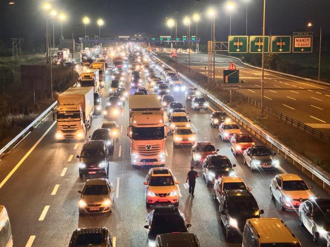 KESM NOKTASINDA TRAFK DURDU    Anadolu Otoyolu'nun Sakarya kesiminde, Kurban Bayram tatili dolaysyla baz srclerin yola kmasyla younluk yaanyor. Bayram tatili iin memleketine giden vatandalar, Anadolu Otoyolu ve Kuzey Marmara Otoyolu'nun Sakarya kesiminde younlua neden oldu. Trafik ak Akyaz ve Hendek mevkisinde zaman zaman durma noktasna geliyor.