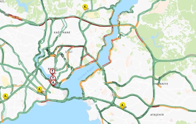 STANBUL'DA KPR GRLERNDE YOUNLUK    stanbul'un k gzergahlarnda younluk olutu. Kent genelinde trafik younluu stanbul Bykehir Belediyesi Trafik Younluk Haritas'nn verilerine gre saat 23:30 itibariyle yzde 31 olarak llse de, TEM Otoyolu Sancaktepe geiinde Ankara ynnde ve 15 Temmuz ehitler Kprs zerinde Anadolu Yakas ynnde trafik younluu olduu grld.