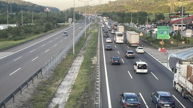 Anadolu Otoyolu'nun Bolu ve Dzce kesimi Ankara istikametinde, Kurban Bayram tatili dolaysyla ksmen hareketlilik yaanyor.