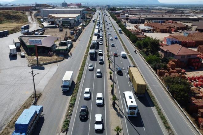 ZMR-ANKARA YOLUNDA YOUNLUK    Bayram tatilini memleketlerinde ya da turistik blgelerde geirmek isteyenlerin yola kmasyla zellikle le saatlerinden itibaren Turgutlu'ya zmir ynnden gelen ara saysnda gzle grlr art yaand.    Zaman zaman uzun ara kuyruklarnn olutuu zmir-Ankara gzergahnda trafik aknda herhangi bir olumsuzluk yaanmamas iin polis, jandarma ve Karayollar ekipleri blgede denetimlerini artrd.