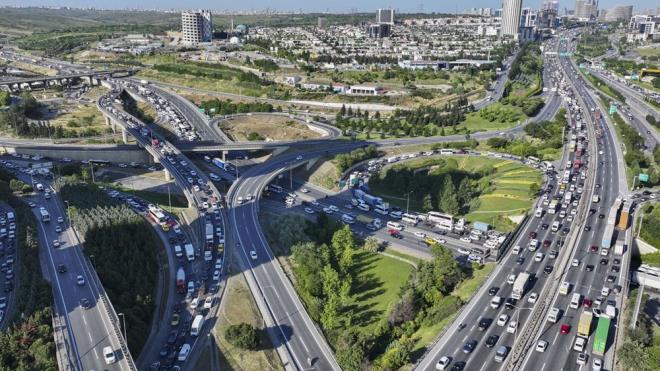 D-100 yan yolda Avclar'dan Beylikdz istikametine de trafik yava seyrederken, Yenibosna'dan Hali istikametindeki younluk da dikkati ekiyor.    Halcolu, Okmeydan, Mecidiyeky, Zincirlikuyu, 15 Temmuz ehitler Kprs ile Hasdal, Seyrantepe, Okmeydan-Hasdal TEM balant yolu, Bykdere Caddesi ile Levent TEM katlm yollarnda ift ynl trafik younluu gzlendi.