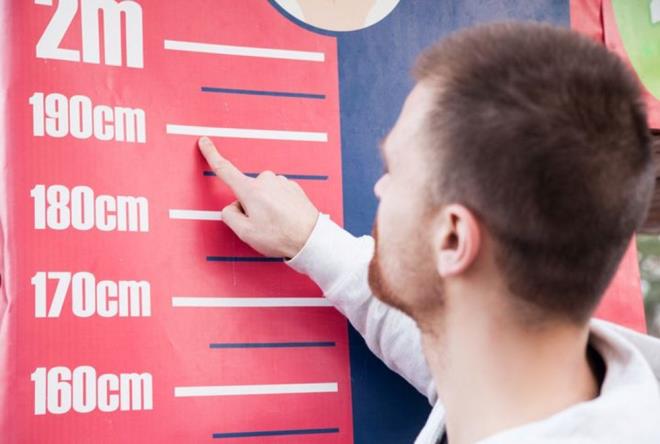 Tinder'a gelmesi beklenen yeni zellikle birlikte, kullanclar potansiyel elemeleri iin minimum ve maksimum boy tercihlerini belirleyebilecek. Bu gelime sosyal medyada byk yank uyandrrken, baz kullanclar sz konusu gncellemenin ksa erkekler iin dezavantaj yaratabileceini ne srd.