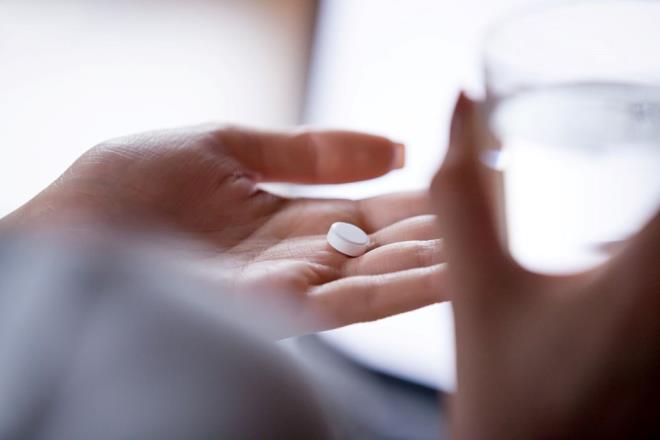 Paracetamol, Birleik Krallk'ta en yaygn kullanlan ilalardan biri. Aratrmalara gre, lkede her yl yaklak 6 bin 500 ton paracetamol satlyor; bu da kii ba ylda ortalama 70 tablet anlamna geliyor.    la, reetesiz olarak satlabiliyor ancak Ulusal Salk Hizmeti (NHS) tarafndan da ska reete ediliyor. NHS verilerine gre, ngiltere?de her ay 1 milyondan fazla paracetamol reetesi yazlyor ve bu ilaca olduka byk harcamalar yaplyor.