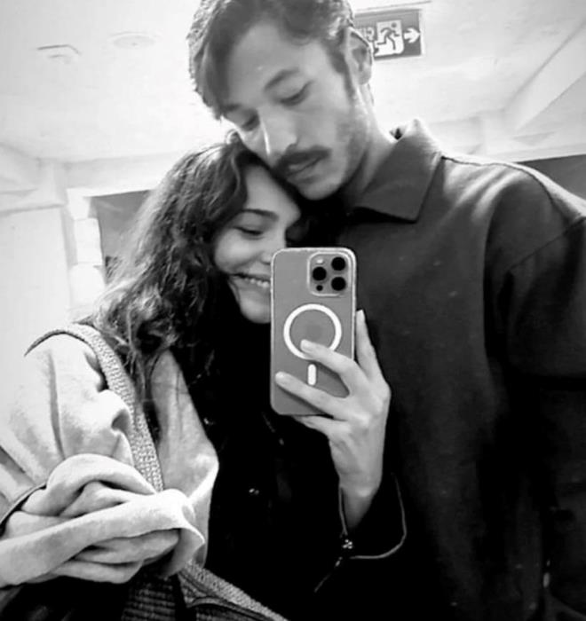 MAJ TAZELED    Birlikteliklerini bu fotoraf karesiyle ilan eden oyuncu iftten Kubilay Aka, birka gn nce imaj tazeledi.