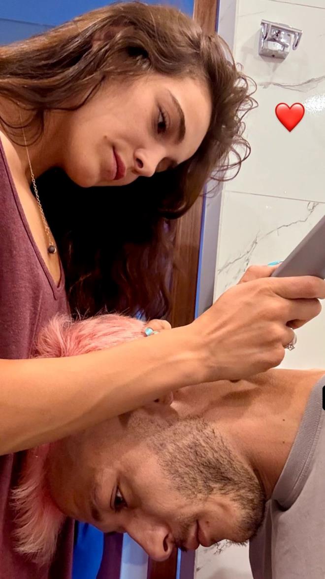 KALP EMOJSYLE PAYLATI    Mutlu birliktelikleri devam eden nl iftten Kubilay Aka, sevgilisinin ense tran yapt an takipileriyle paylat.