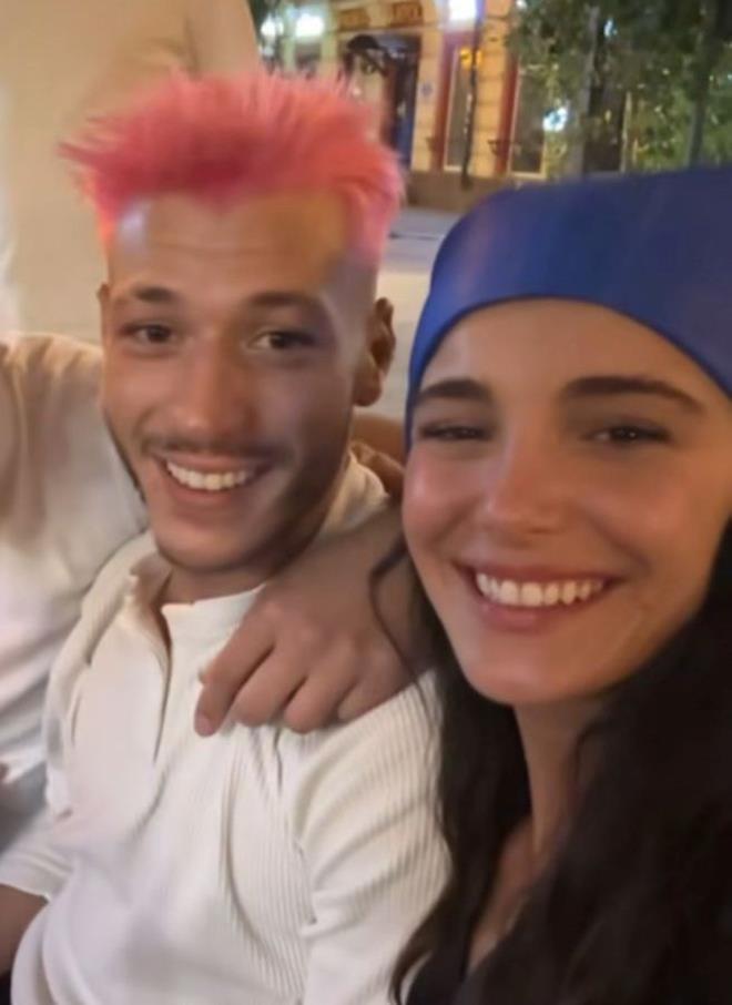 "PAMUK EKERM"    Salarn pembeye boyatan Aka'nn yeni imaj byk ilgi grd. Hafsanur Sancaktutan da sevgilisine "Pamuk ekerim" yorumunda bulunmutu.