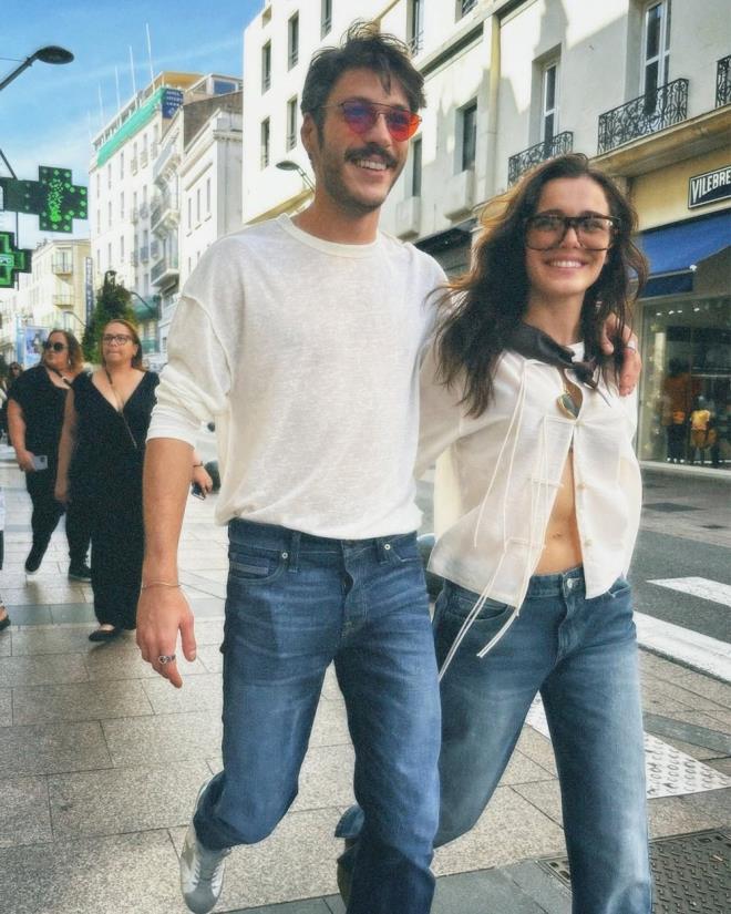 EVLENYORLAR MI?    te yandan nl ift, getiimiz ay da evlilik iddialaryla gndeme gelmiti. Aka'nn Sancaktutan'a evlilik teklif ettii ve nl oyuncunun 'evet' dedii ne srlmt.