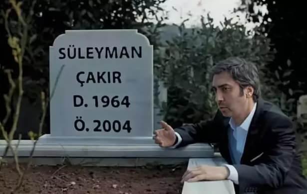 AKIR'I LM YIL DNMNDE ANMAYA DEVAM EDYORLAR    Yarmaclardan Hseyin Rahmi Demirli de, alt yerde iini yaparken srekli arka planda bu diziyi izlediini, bu nedenle de repliklerin ounu bildiini syledi.    Demirli, "Karakterlerin hareketlerine, o sahnenin her detayna hakimim. Arkadalar, replik sorular gelince bana brakrlar. Bu kadar hayran olduum baka bir dizi yok. Dizinin tekrar balamasn isterim ama o tad verir mi, bilmiyorum. Her sene 8 Nisan'da akr'n lm yl dnmnde anmasn yapyoruz." dedi.