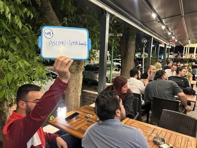 KEND GNNDE KEND SAATNDE    Dizinin "yayn gn ve saatine" denk getirilen yarmada, katlmclar, hoparlrden verilen dizi mzii eliinde takmlar halinde yaryor.