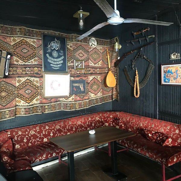 Salam, "Belli bir kitle hemen hemen her yarmaya geliyor. Etkinlik sonunda sorular hakknda birbirilerine yorumlar yapyorlar. Yarmadan nce de 'Hangi sorular kabilir?' diye birbirlerine soruyorlar. Her etkinlie farkl sorular hazrlyoruz." eklinde konutu.    Dizinin oyuncularnn ve senaristinin bile olaylar unutmu olabileceinin altn izen Salam, "Buraya gelenlerden de diziyi 10-15 kez izleyenler olduunu biliyoruz. Etkinlii yaptmzda bir yarmacmz vard, alrken bile kulaklkla diziyi dinlemeye devam ediyordu. En son onu yarmaya dahil etmemeye baladk. Gelip cevaplyordu ama sralamaya almyorduk." ifadelerini kulland.