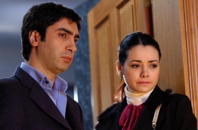 YARIMAYA "ELF EYLL" DE KATILDI    niversite rencisi Elif Eyll Sar ise, ismini Kurtlar Vadisi hayran olan babasnn dizideki karakterden etkilenerek koyduunu anlatt.    Diziyi ancak bu yl izleme frsat bulduunu dile getiren Sar, bilgileri hala taze olduu iin yarmaya katlmak istediini belirtti.