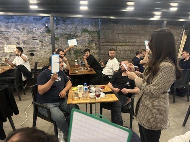 YARIMA YOUN LG GRYOR     Yarmay dzenleyen Enes Salam ise Kurtlar Vadisi'nin ayr bir hayran kitlesi olduunu belirtti.    Dier dizilerin yarmalarnn farkl mekanlarda yapldn ancak Kurtlar Vadisi'yle ilgili yarmay "kendi mekannda kendi gnnde" yaklak 100 kiilik grupla gerekletirdiklerini dile getiren Salam, yarmaya gelemeyenlerin sosyal medyadan mesaj attklarn, bazlarnn soru da gnderdiini anlatt.