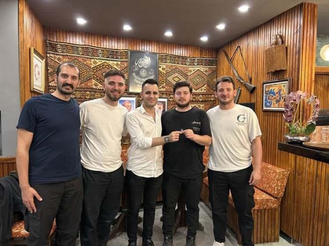 BLMLER VE REPLKLER EZBERLED    Yarmay birincilikle bitiren takmdan Furkan Yldrm, "Bu diziyi ezberledin, hala niye izliyorsun?" eklindeki basklara maruz brakldklarn anlatarak Yldrm, "Bu nedenle emeklerimizin karln aldmz iin mutluyuz, gururluyuz." diyerek dncelerini paylat.