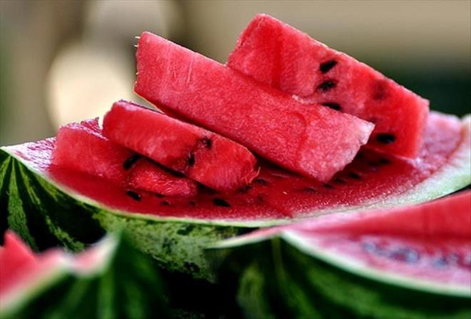 6. eker Noktalarna Dikkat Edin:    Kabuk zerinde koyu renkli kk lekeler (eker noktalar) karpuzun daha tatl olabileceinin iaretidir.