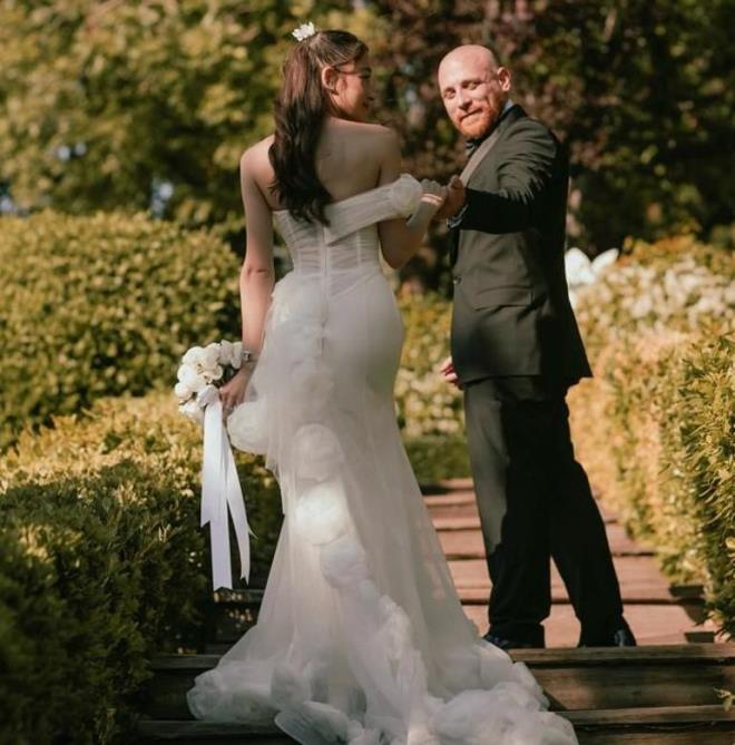 Furkan Kzlay, dnlerinden yeni fotoraflar Instagram hesabndan "Seninle ne harika bir dnya" notuyla sevenleriyle paylat.iftin, romantik karelerine ksa srede ok sayda yorum ve beeni geldi.