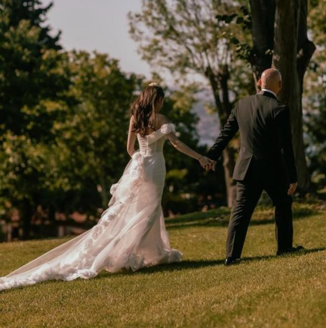 Oyuncu Furkan Kzlay, getiimiz yln sonlarnda uzun sredir birlikte olduu sevgilisi Tutku Ylmaz?a Paris?te romantik bir evlenme teklifi etmiti. 'Evet' cevabn alan oyuncu o anlar Instagram hesabndan sevenleriyle paylamt.