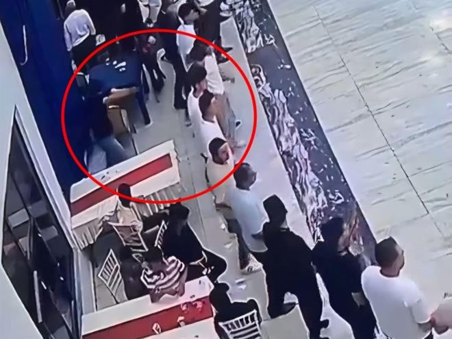 Tedaviye alnan yarallardan Adnan Pekgz, kurtarlamad. Dn salonunun gvenlik kamerasna yansyan saldrnn ardndan yakalanan Aziz Asma karld mahkemede tutukland.