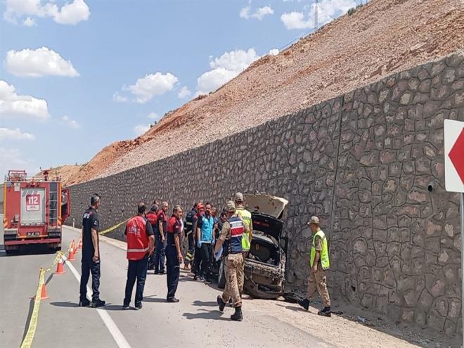 Hastanede tedavisi sren Oru Eviz de bu sabah saatlerinde doktorlarn tm mdahalelerine ramen kurtarlamad. Oru Eviz?in cenazesi, arkadalar Adnan Pekgz ve Bnyamin Pekta?n da topraa verildii ileye bal Karabalar beldesindeki aile kabristannda son yolculuuna uurland.