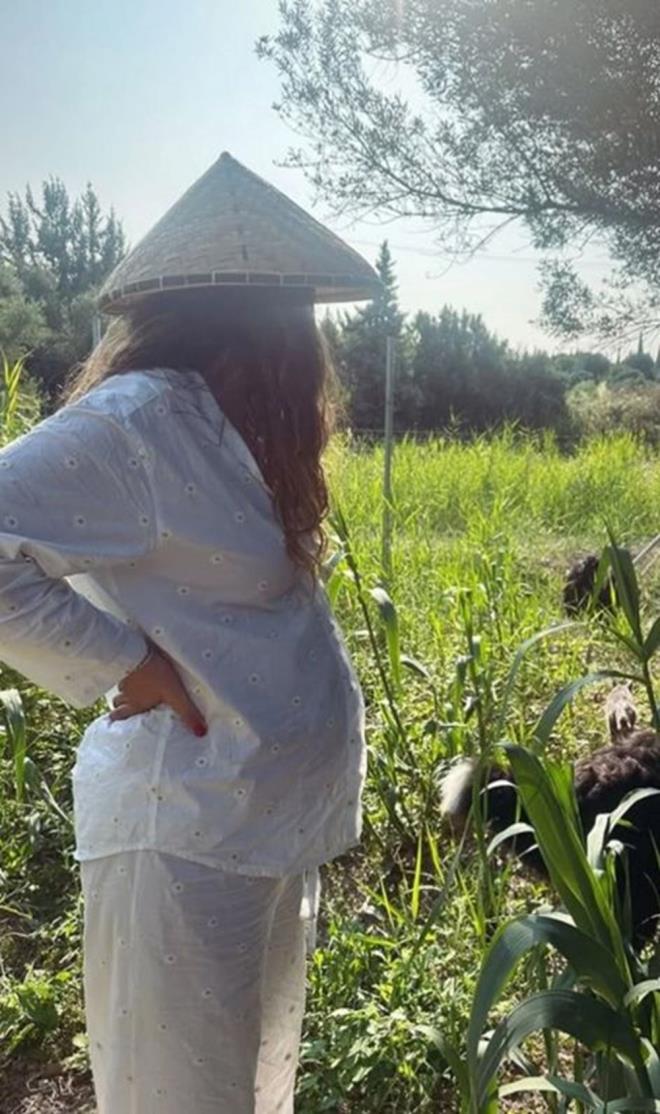 te yandan Zeynep Mayruk, getiimiz hafta karn burnunda verdii pozu takipileriyle paylamt. Mayruk'un byyen karn dikkat ekmiti.