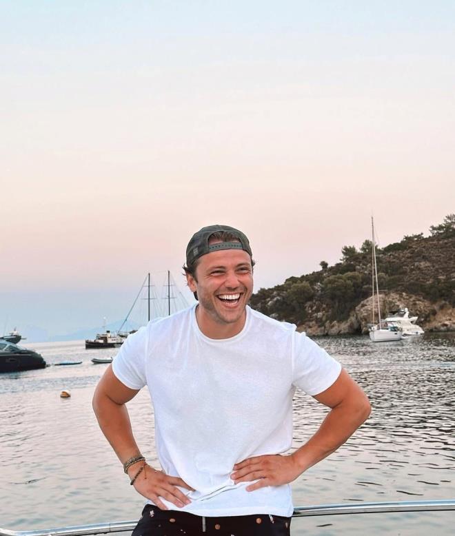 Erkek bebek bekleyen nl iftten Tolga Sarta, stanbul'da objektiflere yansd.     2. Sayfa'nn haberine gre; ayakst muhabirlerle sohbet eden nl oyuncu, doum iin tarih verdi.