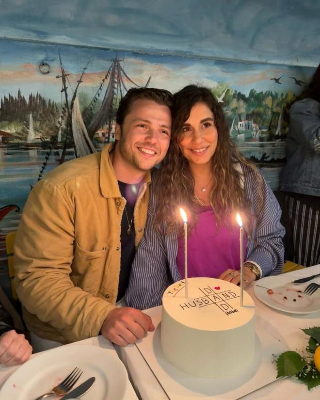 "HER EY YOLUNDA"    Muhabirlerin "Doum da yaklat" sz zerine Tolga Sarta, "Evet, heyecanlyz. Doum eyll sonu gibi grnyor. stanbul'da olacak. Yolunda ilerliyor her ey" ifadelerini kulland.