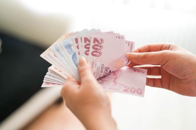 Ortalama olarak mevcut maa 16 bin lira olan emekli Mays aynn enflasyonu yzde 2 aklanmas durumunda 2.734 TL zam alacak ve yeni maa 18.784 TL?ye ulaacak.    Emekli ayl 18 bin lira olarak denen bir emekli benzer ekilde enflasyonun Haziran aynda yzde 2 aklanmas durumunda 3 bin 76 lira zam alacak ve maa 21 bin 76 lira olacak. 20 bin lira alan emeklinin aylna ise 3.418 lira art gelecek ve 23 bin 418 liraya ykselecek.