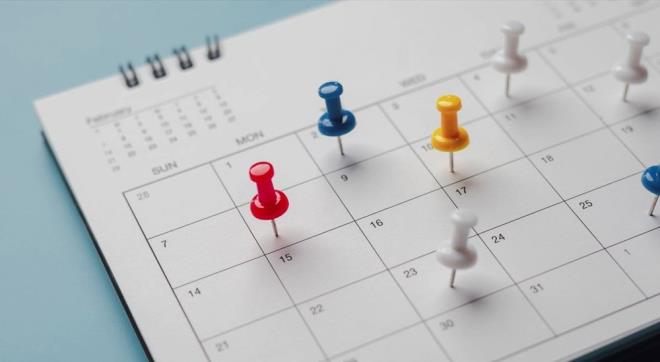 15 TEMMUZ'DA KAMU VE ZEL SEKTR ALIANLARI TATL M?    Resmi tatiller arasnda yer alan 15 Temmuz, sal gn kutlanacak. 15 Temmuz'da kamu kurum ve kurulular 1 gn tatil olacak ve kamu alanlar da idari izinli saylacak.    zel sektrde durum farkllk gsteriyor. Baz i yerleri resmi tatilde almama karar verse de bir blm de normal mesailerine devam ediyor.