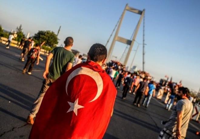15 TEMMUZ NEM     15 Temmuz 2016 tarihinde askeri darbe giriiminin halk ve emniyet gleri tarafndan bastrlmas sonrasnda, o tarih ''Demokrasi ve Milli Birlik Gn'' olarak ilan edilmitir. 15 Temmuz Demokrasi ve Milli Birlik Gn nedeniyle gerekletirilecek anmalar ve kutlamalarn yaplabilmesi adna her yl 15 Temmuz resmi tatil olarak kabul edildi.    29 Ekim 2016 tarihindeki Resmi Gazete de yaymlanan 6752 sayl yasa ile 15 Temmuz Demokrasi ve Milli Birlik Gn olarak kutlanaca ve bu gnn resmi tatil olduu ilan edildi.