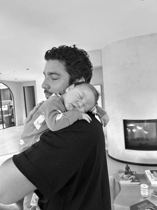 "OK YKSEK HEYECANLAR"    te yandan Kaan Yldrm, doum sonras yaad mutluluu "ok mutluyuz, keyifliyiz, heyecanlyz. Bunlar duygusal eyler, biraz da zel eyler. Yaayan biliyor. nsan bana gelmeden anlamyormu aslnda. Anne babalar anlar, ok yksek heyecanlar. O yzden isteyen herkese nasip olsun" szleriyle ifade etmiti.