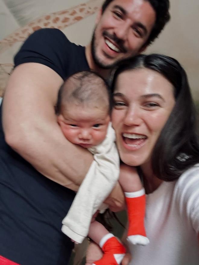 imdilerde oluyla ilgilenen Pnar Deniz, Babalar Gn iin yapt paylamda minik olu Fikret Hakan'n yzn ilk kez gsterdi.