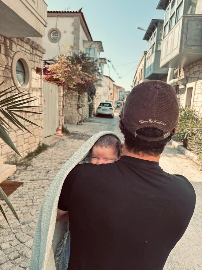 OULLARINA KAVUTULAR    Aklarn gzlerden uzak yaamay tercih eden nl ift, 31 Mart'ta ilk kez anne baba oldu. kili, oullarna Fikret Hakan adn verdi.