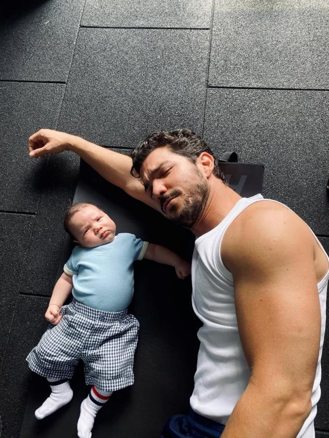 lk kez baba olmann mutluluunu yaayan Kaan Yldrm ile Fikret Hakan'n pozlarna binlerce beeni geldi.    Baz sosyal medya kullanclar minik Fikret Hakan' babasna benzetirken; bazlar da "Ayn annesi" gibi yorumlar yapt.