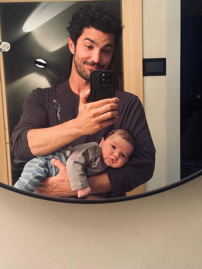 Pnar Deniz, ei Kaan Yldrm ve minik olunun birlikte verdikleri pozlar takipileriyle paylat.