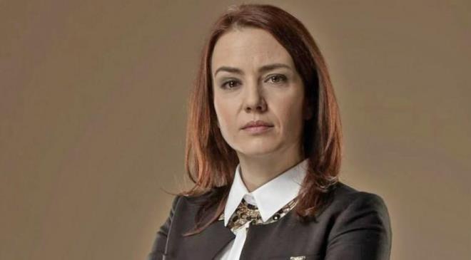 nl oyuncu, "Msr konsolosluuna gelen vatandalarmzla sarldk kucaklatk, birlikte gzya dktk. Hl azz. Hl bekliyoruz." dedi.