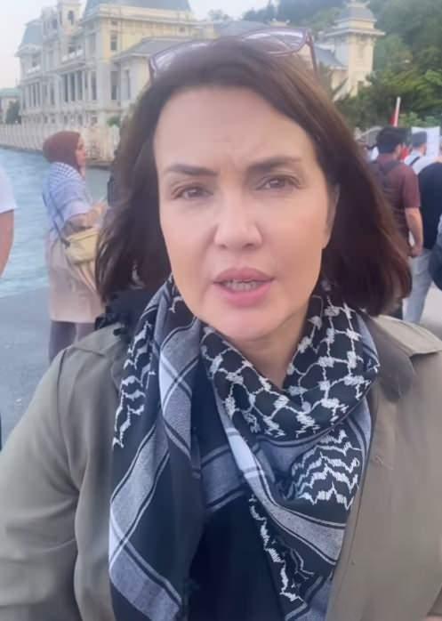 Konsolosluk'a giderek eyleme katlan oyuncu Deniz Uur, "Msr polisi otelleri basp vatandalarmz gzaltna alyor! Msr konsolosluunun nndeyim. Burada protesto eden bir avu insanz. Nasl nefes olacaz Gazze?ye?" dedi.