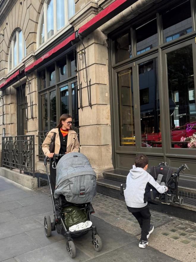 Londra sokaklarnda verdii pozlar takipilerinin beenisine sunan Evcen, oullarnn fotoraflarn da paylat.