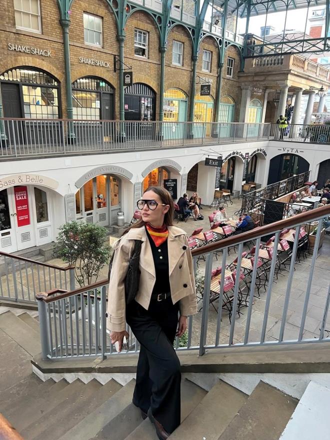 2019'da ilk olu Karan' kucana alan, 2023'te de Kerem'i dnyaya getiren nl oyuncu, Londra paylamlarna bir yenisini ekledi.