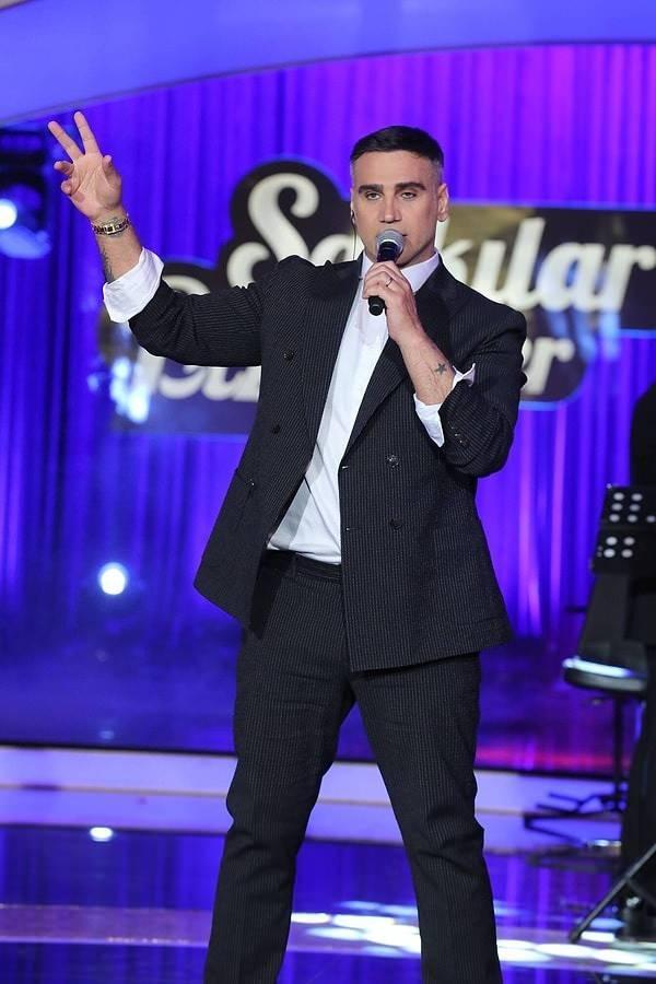 "Yalnzm", "Kyamam", "nsafsz" ve "Hadi ieim" gibi hit paralarla bir dnemi etkisi altna alan nl arkc Dou, mzik kariyerinin yan sra sosyal medya hesabndan yapt paylamlarla da sk sk gndeme geliyor.