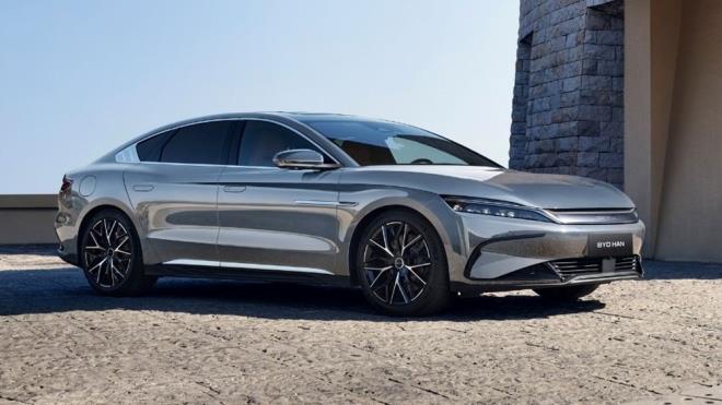 BYD HAN    inli retici BYD?nin Han modeli 521 kilometrelik menzili, 3.9 saniyede 0?dan 100?e k ve drt eker sistemiyle teknik olarak daha sportif bir izgide yer alyor.    Dier otomobil markalarna gre daha az TV vergisi uygulansa da 3.750.000 TL fiyat etiketiyle pazarda st segmentte konumlanyor. TOGG bu noktada hzlanma performansnda geride kalsa da, menzil ve eriilebilir fiyat avantajyla daha geni bir kullanc kitlesine hitap edebilir.