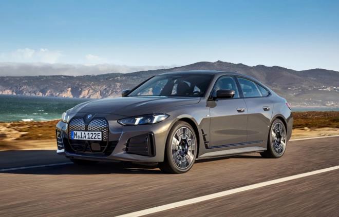 BMW i4 eDRIVE40     BMW i4 eDrive40, 491 ila 600 kilometre arasnda deien menzil aral ve 7.5 saniyede 0?dan 100 km/s?ye ulama sresiyle orta-st snf elektrikli sedanlar arasnda ne kyor.    Ancak bu modelin sat fiyat 4.3 milyon TL seviyesinde. Buna karlk TOGG T10F, yaklak 600 kilometre menzile ve 7.2 saniyelik hzlanma verisine sahip. Yani performans asndan neredeyse ayn snfta yer alyor.