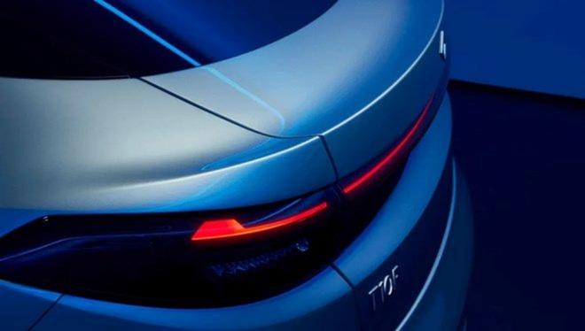 Trkiye?nin yerli ve milli otomobil markas TOGG, SUV modeli T10X?in ardndan imdi de sedan segmentine giri yapyor. 2025 yl ierisinde yollara kmas beklenen TOGG T10F, teknik zellikleriyle elektrikli otomobil pazarnda ciddi bir rekabetin habercisi.    Ancak resmi fiyat henz aklanmazken, piyasadaki benzer segmentteki modellerle karlatrldnda T10F?in hangi fiyat bandnda yer alaca merak konusu.