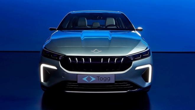 T10F'N MUHTEMEL FYATI NE OLABLR?    Teknik veriler nda bakldnda TOGG T10F, performans ve menzil asndan BMW i4 ile olduka yakn seyrediyor. Trkiye?de retiliyor olmas ve devlet destekli TV avantajlar sayesinde, T10F?in fiyatnn dier rakiplerine gre rekabeti olaca imdiden ngrlyor.    Bu da onu, segmentindeki dier modellerden belirgin biimde daha ulalabilir klabilir.    TOGG?un aklayaca resmi fiyat etiketi, yerli tketicinin elektrikli otomobile geiinde belirleyici olabilir. T10F?in rekabeti fiyatlandrmas, yalnzca i pazar deil, ihracat hedeflerini de etkileyecek bir unsur olarak grlyor.