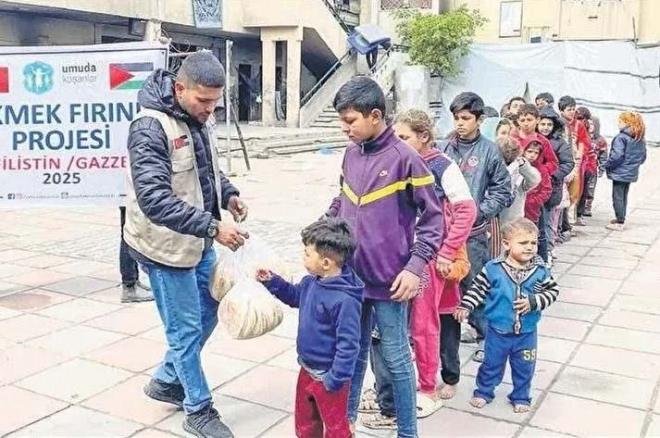 "ARESZZ"    "srail'in saldrlar sonucu ekmek frnlarmzdan biri bombaland. 3 kardeimiz ehit dt. zgnz; bir o kadar da aresiziz"