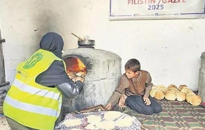 Ancak, Gazze'de her gn zor artlarda ekmek dattklar frn nceki gn Katil srail'in hedefi oldu ve bombaland.