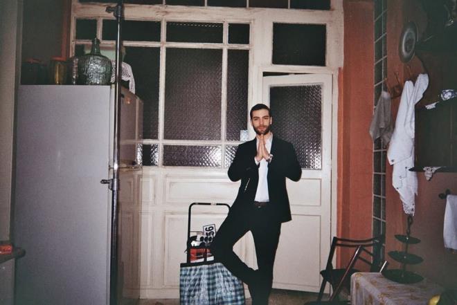 "DEVRAN'LA ARAMDA BELRGN FARKLAR VAR"    te yandan getiimiz aylarda ntv.com.tr'ye rportaj veren Akgl, canlandrd karakterle benzemediini u szlerle aklamt:    "Gerek hayattaki Burak Berkay ile dizideki Devran arasnda kesinlikle belirgin farklar var. Kiisel hayatmda daha sakin, ie dnk ve dnceli bir yapya sahipken, Devran? canlandrrken duygularn daha da vurumlu, zaman zaman ateli ve patlayc yann ne karyorum. Yine de her iki durumda da drstlk, samimiyet ve tutkuyu n planda tutuyorum. Bu ortak deerler, karaktere hayat verirken ayn zamanda kendi yaammdaki gereklikleri de yanstmama yardmc oluyor."