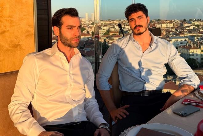 Burak Berkay Akgl'n rol arkadalaryla pozlarna binlerce beeni ve yorum geldi.