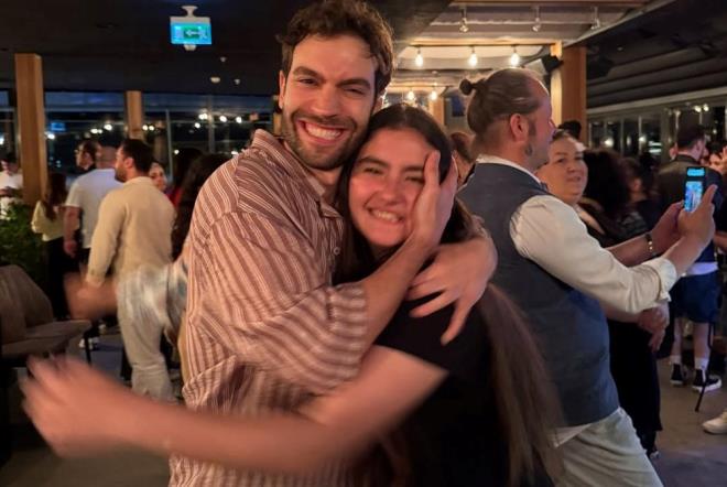 nl oyuncu, pe pee paylat karelere "Sahipsizler sezon finali bu akam. Yklsn" notunu dt.