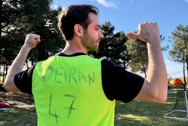 Dizide Azize'nin kocas Devran Alaz'a hayat veren Burak Berkay Akgl de tm blmlerden kamera arkas fotoraflarn paylat.