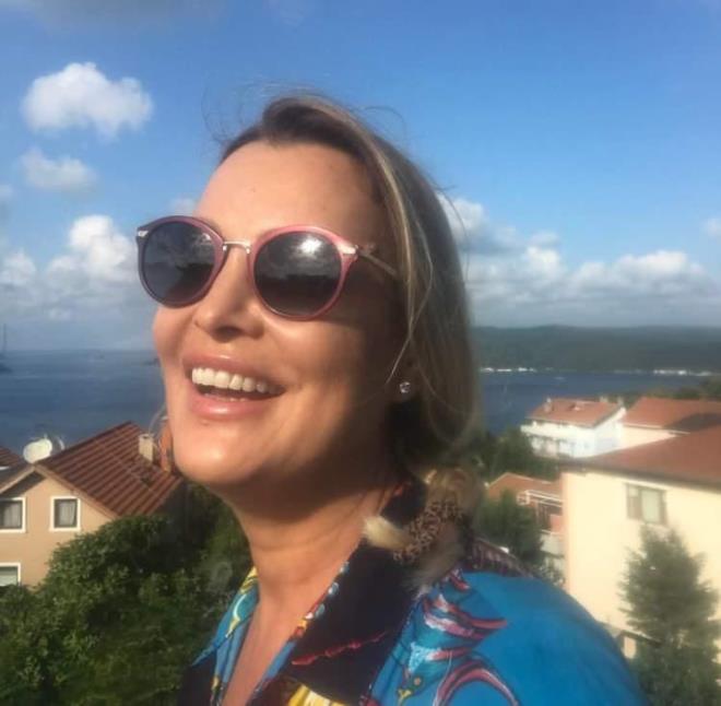 16 yanda katld bir yarmada 'Mankenler Kraliesi' unvann kazanarak nlenen Sibel Turnagl oyunculuu brakarak bambaka bir meslee adm att.